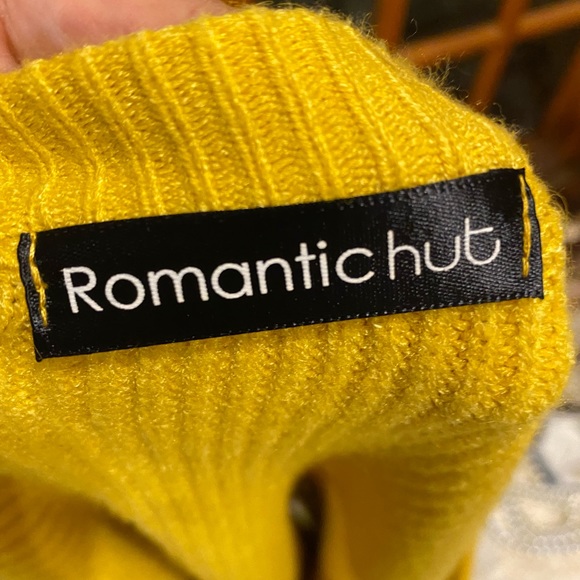 Yellow gold sweater with cold shoulders and peat & silver beading on the sleeves - Picture 5 of 8